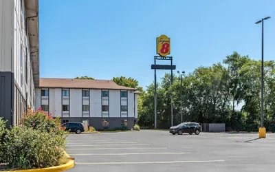 Photo 2 - Super 8 by Wyndham Terre Haute