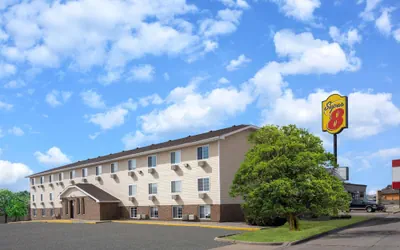Photo 2 - Super 8 by Wyndham Clinton