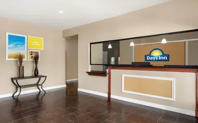 Photo 4 - Days Inn by Wyndham San Antonio Near Fiesta Park