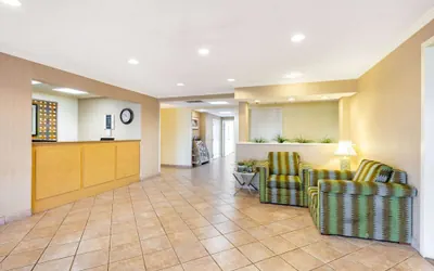 Photo 2 - La Quinta Inn & Suites by Wyndham El Paso East