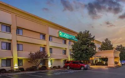 Photo 2 - La Quinta Inn & Suites by Wyndham N Little Rock-McCain Mall