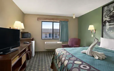 Photo 5 - Super 8 by Wyndham Russellville