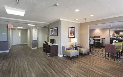 Photo 3 - La Quinta Inn & Suites by Wyndham Baton Rouge Siegen Lane