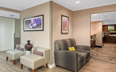 Photo 4 - La Quinta Inn & Suites by Wyndham Baton Rouge Siegen Lane
