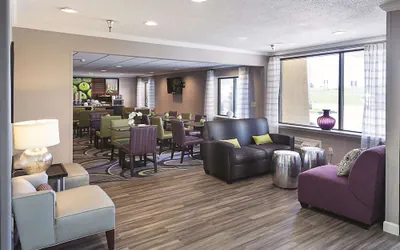 Photo 2 - La Quinta Inn & Suites by Wyndham Baton Rouge Siegen Lane