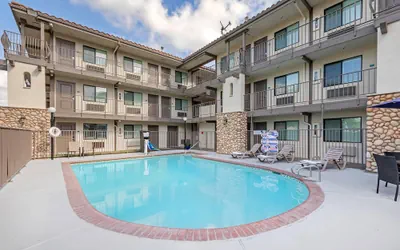 Photo 2 - Hillstone Inn Tulare, an Ascend Collection Hotel