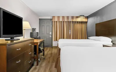 Photo 4 - Rodeway Inn & Suites Saginaw I-675