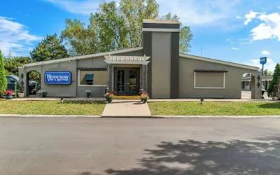 Photo 2 - Rodeway Inn & Suites Saginaw I-675