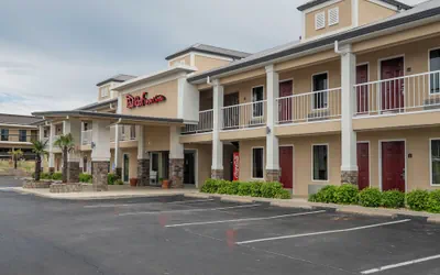 Red Roof Inn & Suites Calhoun