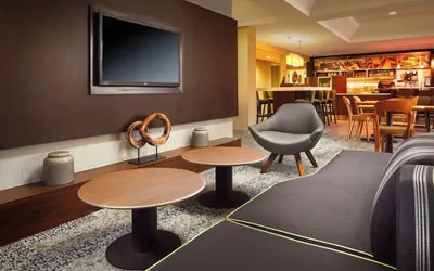Photo 3 - Courtyard by Marriott Indianapolis at the Capitol