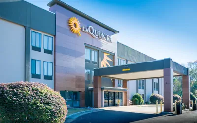 Photo 2 - La Quinta Inn & Suites by Wyndham Fayetteville I-95