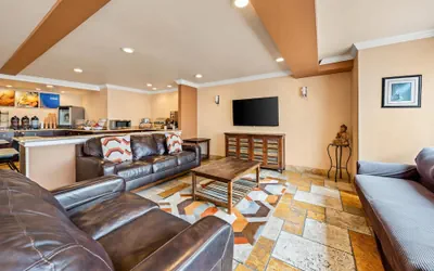 Photo 4 - Comfort Inn & Suites Salinas City Center Area