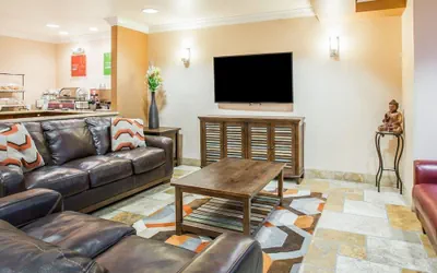 Photo 3 - Comfort Inn & Suites Salinas City Center Area
