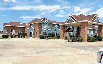 Photo 2 - Longhorn Inn and Suites