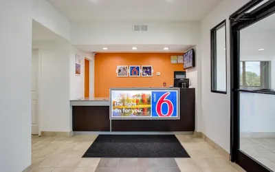 Photo 2 - Motel 6 White House, TN
