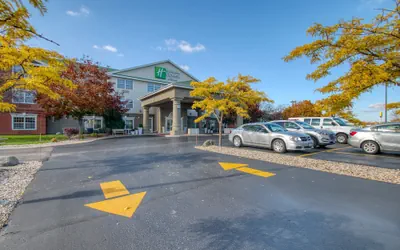 Holiday Inn Express Hotel & Suites Oshkosh by IHG