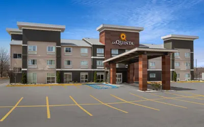 Photo 2 - La Quinta Inn & Suites by Wyndham Fayetteville