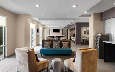Photo 4 - La Quinta Inn & Suites by Wyndham Fayetteville