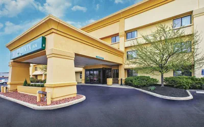 Photo 2 - La Quinta Inn by Wyndham Toledo Perrysburg