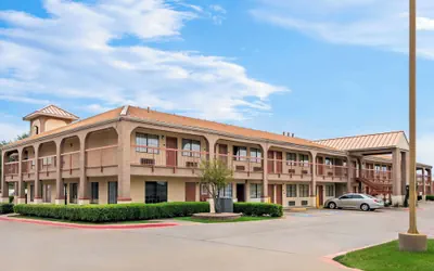 Photo 2 - Super 8 by Wyndham Grand Prairie Southwest