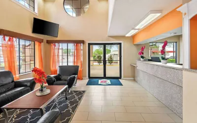 Photo 4 - Super 8 by Wyndham Grand Prairie Southwest