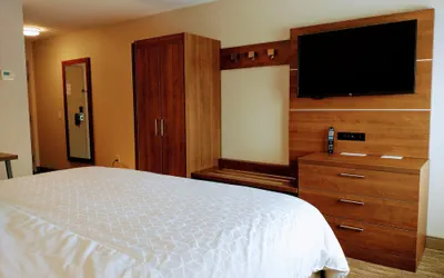 Photo 5 - Holiday Inn Express Hotel & Suites Madison by IHG