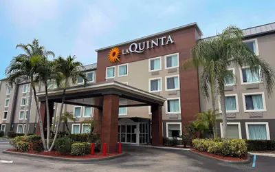 Photo 2 - La Quinta Inn & Suites by Wyndham Naples East (I-75)