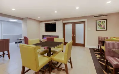 Photo 4 - La Quinta Inn & Suites by Wyndham Detroit Utica