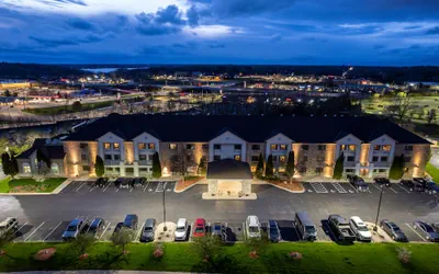 Photo 2 - La Quinta Inn & Suites by Wyndham Milwaukee Delafield