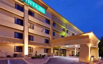 Photo 2 - La Quinta Inn & Suites by Wyndham Plattsburgh
