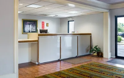Photo 4 - Econo Lodge Canton I-55