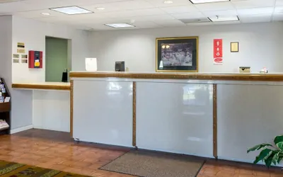 Photo 3 - Econo Lodge Canton I-55