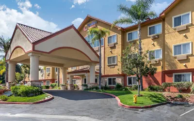Photo 2 - Comfort Suites Near Six Flags Magic Mountain