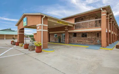 Photo 2 - SureStay Hotel by Best Western Rockdale