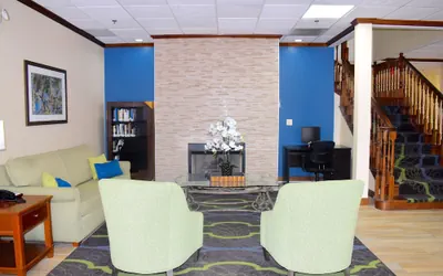 Photo 3 - Days Inn & Suites by Wyndham Tucker/Northlake