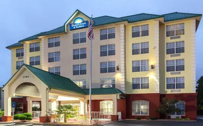 Photo 2 - Days Inn & Suites by Wyndham Tucker/Northlake