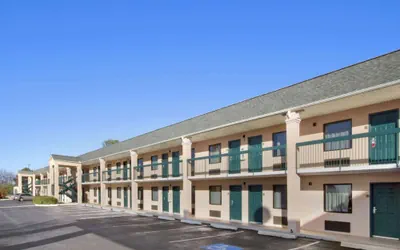 Photo 2 - Days Inn By Wyndham Lexington/Columbia