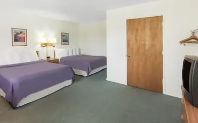 Photo 4 - Redwood Inn