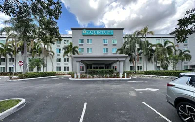 Photo 2 - La Quinta Inn & Suites by Wyndham Sawgrass