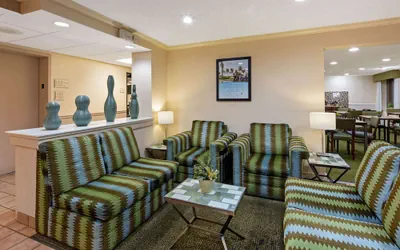 Photo 3 - La Quinta Inn & Suites by Wyndham Sawgrass