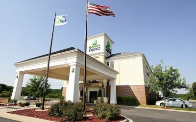 Photo 2 - Holiday Inn Express & Suites Delafield by IHG