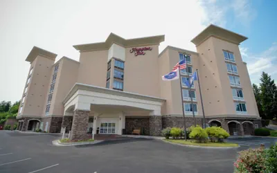 Photo 2 - Hampton Inn Salem East - Electric Road