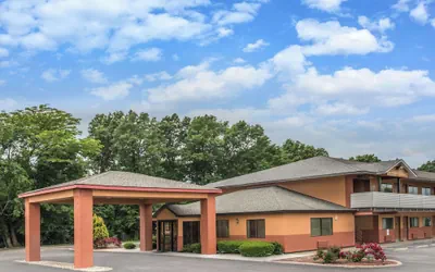 Photo 2 - Days Inn by Wyndham Kingdom City