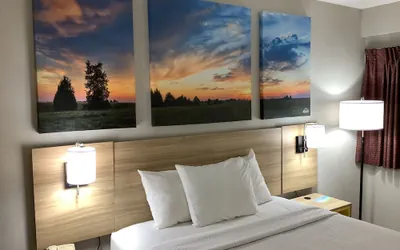 Photo 4 - Days Inn by Wyndham Kingdom City