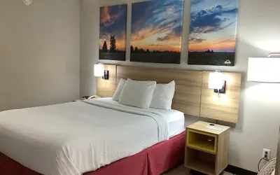 Photo 5 - Days Inn by Wyndham Kingdom City