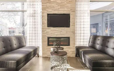 Photo 3 - La Quinta Inn & Suites by Wyndham Alexandria Airport
