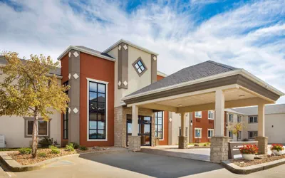 Photo 2 - Howard Johnson Hotel & Suites by Wyndham Oacoma