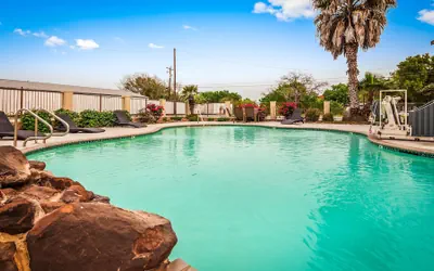 Photo 2 - SureStay Hotel by Best Western Floresville