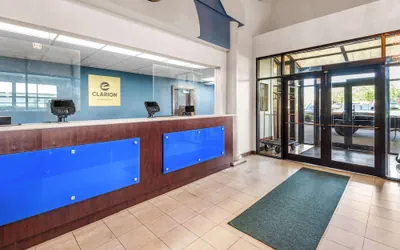 Photo 4 - Clarion Inn & Suites Indianapolis Northwest