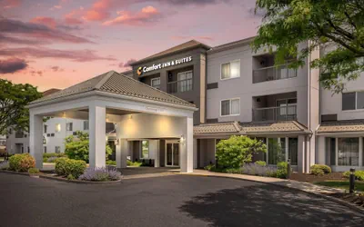 Photo 2 - Comfort Inn & Suites Bethlehem Lehigh Valley Airport